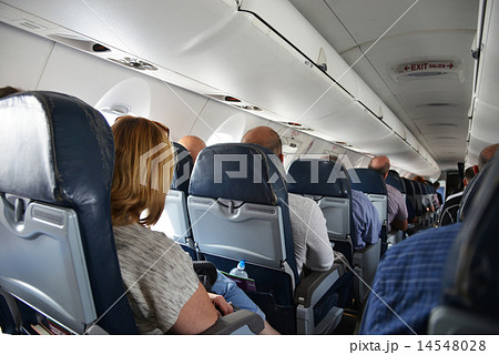 飛行機 機内 アメリカ 国内線 空路 Usa 白人女性 外国人 ライフスタイル 旅行 安全の写真素材