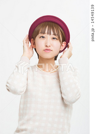 ニットのセーターを着た可愛い女の子の写真素材