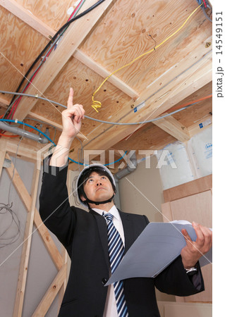 住宅建築現場をチェックする現場監督 14549151