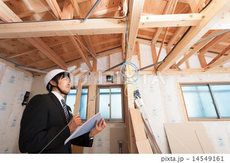 住宅建築現場をチェックする現場監督 14549161