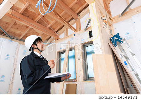 住宅建築現場をチェックする現場監督 14549171