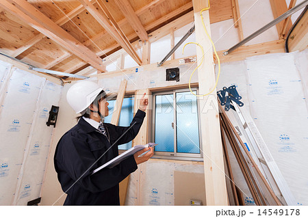 住宅建築現場をチェックする現場監督 住宅建築現場をチェックする現場監督 14549178