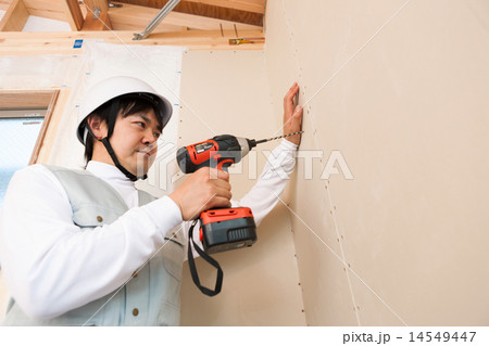 住宅建設現場で働く大工 14549447