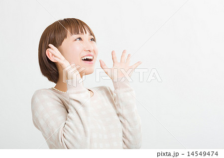 両手を広げて喜ぶ可愛い女の子 14549474