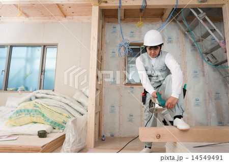 住宅建設現場で働く大工 住宅建設現場で働く大工 14549491