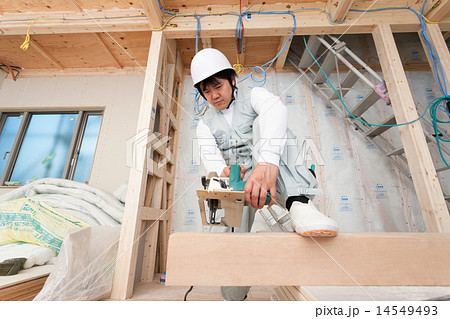 住宅建設現場で働く大工 14549493