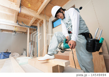 住宅建設現場で働く大工 14549494