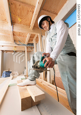 住宅建設現場で働く大工 14549495