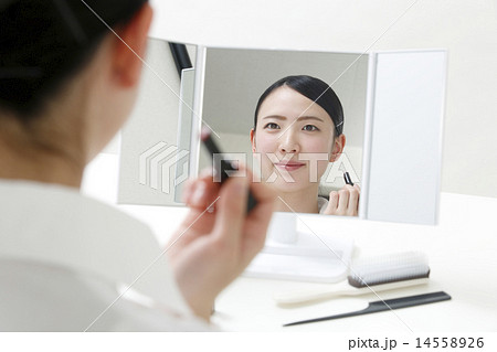 メイクする女性 14558926