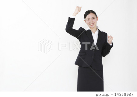 応援する女性 14558937