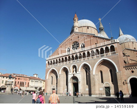 聖アントニオ聖堂とガッタメラータ騎馬像 パドヴァ イタリア の写真素材