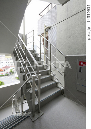 マンションの外部階段 14559935