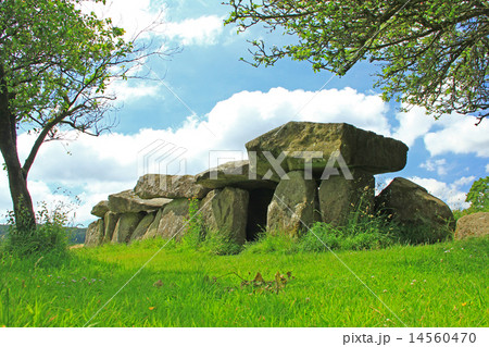 Mound grave Mougau Bihan, France 14560470