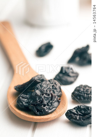 pitted prunes 14563764