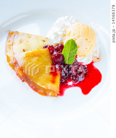 Raspberry Icecream pancake 14566378