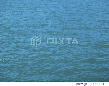 水面の揺らめき（支笏湖　エメラルドグリーン） 14566818