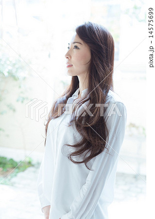 ウェーブへアの女性 14575699