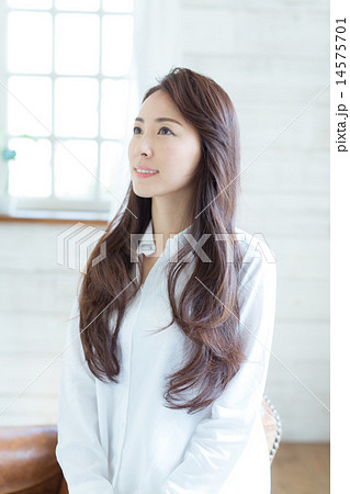 ウェーブへアの女性 14575701