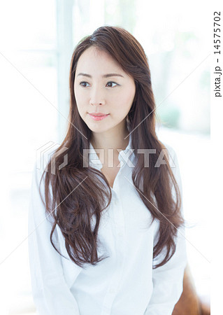 ウェーブへアの女性 14575702