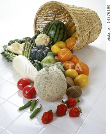 タイルに無造作に置かれた野菜たち 14576199