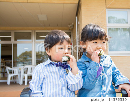 兄弟仲良くおにぎりを食べている 14576539