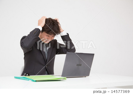 頭を抱える男性 14577369