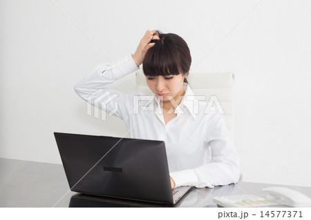 クレームに対応する女性 14577371