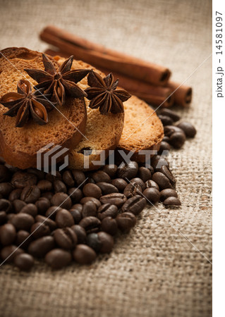 crackers with roasted coffee beans. macro 14581097