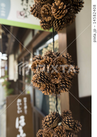 奈良町の軒先の松ぼっくり 14582408