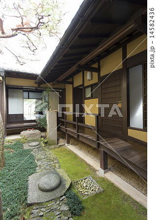 格子の家の中庭 14582436