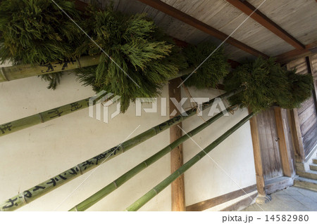 奉納されるお松明 14582980