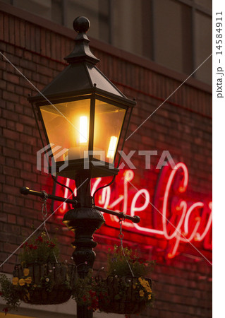 街灯とネオンサイン 14584911