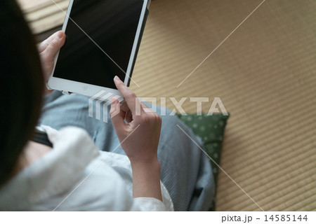 女性とタブレット 女性とタブレット 14585144