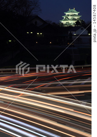 3月愛知 名古屋城 天守閣ライトアップと車光跡の写真素材