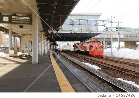 小樽築港駅構内と除雪列車DE15 1542。 小樽築港駅構内と除雪列車DE15 1542。 14587436