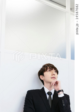 考える男性 14587682