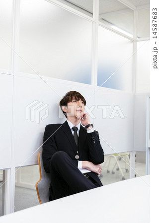 考える男性 14587683