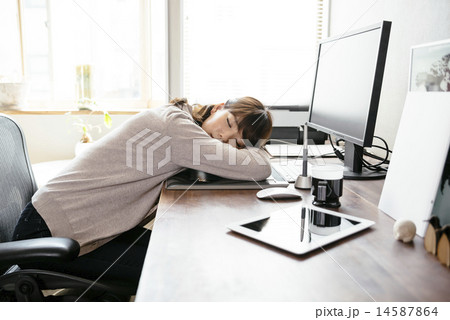 オフィスで寝る女性の写真素材 14587864 Pixta