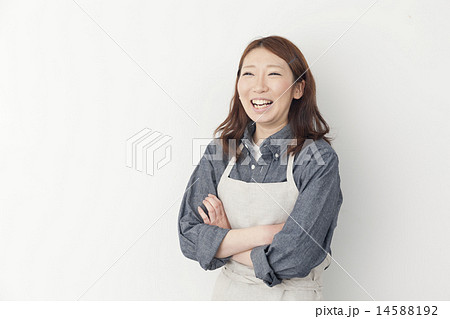 エプロンを着た若い女性 14588192