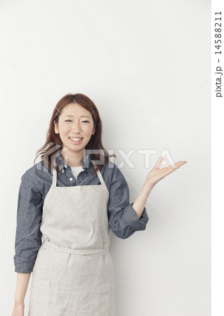 エプロンを着た若い女性 14588211