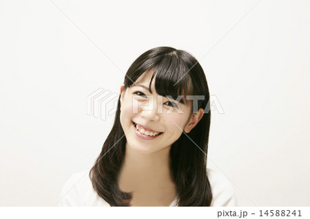 笑顔のカメラ目線の綺麗な女性の写真素材