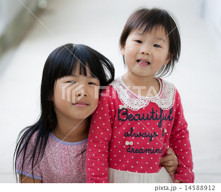 可愛い子供姉妹の二人の写真素材