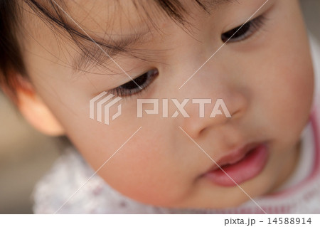 可愛い幼児の顔のアップ写真の写真素材