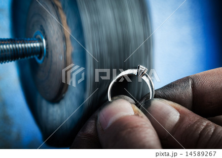 Polishing the ring Polishing the ring 14589267