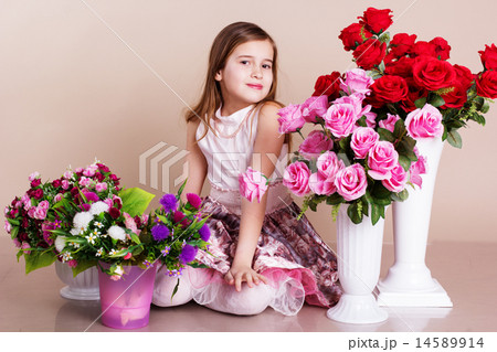 Little girl with nice spring roses  14589914