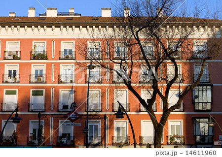 Tenement House Facade in Madrid 14611960