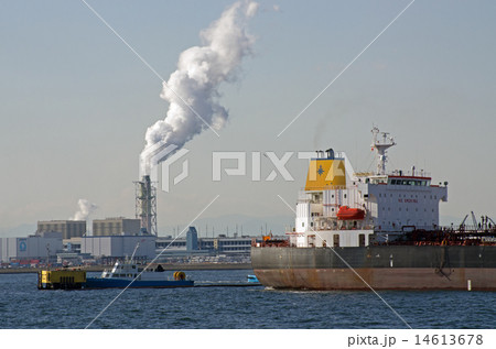工業地帯で荷役をする船と工場の景色 14613678