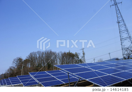 メガソーラーと送電線 14614185