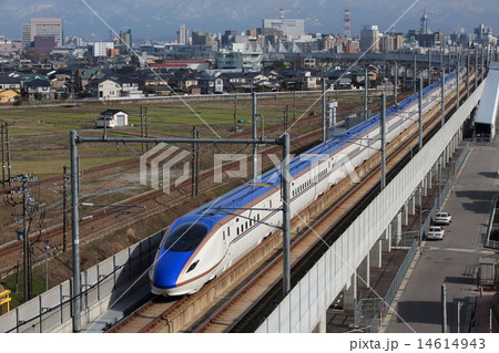 富山平野を走る北陸新幹線 富山平野を走る北陸新幹線 14614943