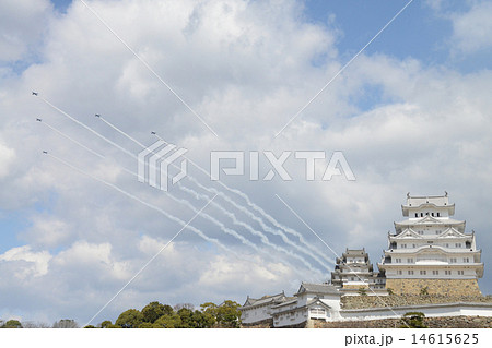 日本 世界遺産 姫路城 ブルーインパルス祝賀飛行の写真素材